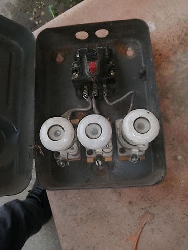 elektro mişar: Sovet istehsalı elektrik paylama qutusu (sigortalı), metal korpusda — 3