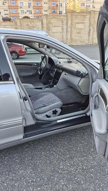 mercedes 2.4: Mercedes-Benz C 240: 2.6 l | 2002 il Sedan — 6