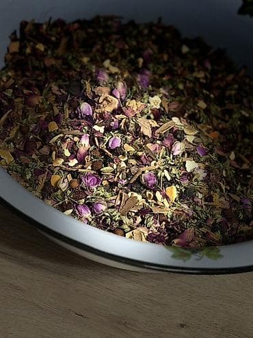 bal: Gül-ədviyyatlı bitki çayı qarışığı Tərkib: - Qara çay yarpaqları - — 3