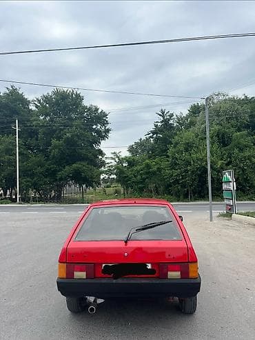 LADA Samara (VAZ-2109) – qırmızı rəngli, 5 qapılı hetçbek. Texniki və
