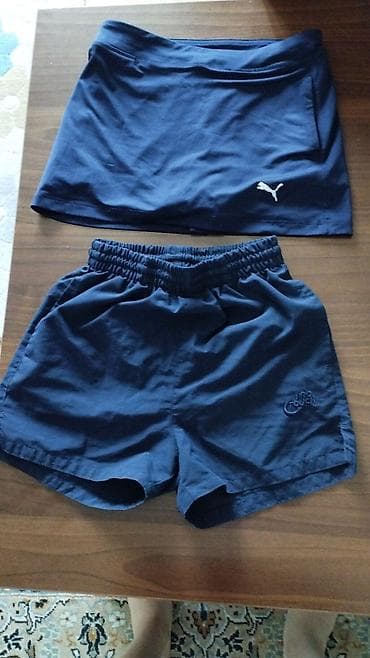 Tünd göy rəngli Puma idman ətəyi və eyni rəngdə idman şortu. Ətəyin