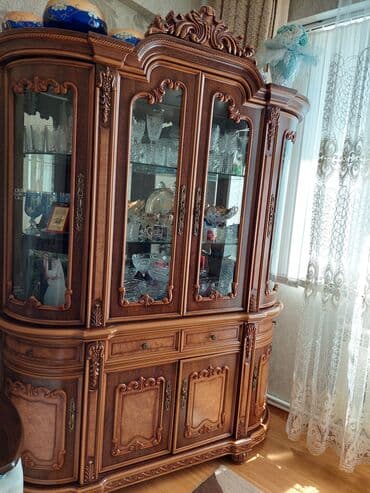 Masalar və oturacaqlar: İşlənmiş, Qorka, Malayziya — 1