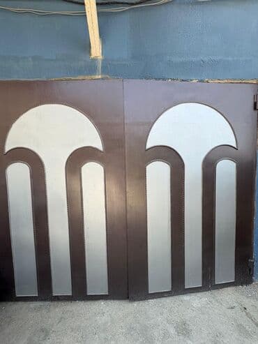 muasir darvazalar: Tünd qəhvəyi rəngdə və metal materialdan hazırlanmış bu qapı, yuxarı — 2