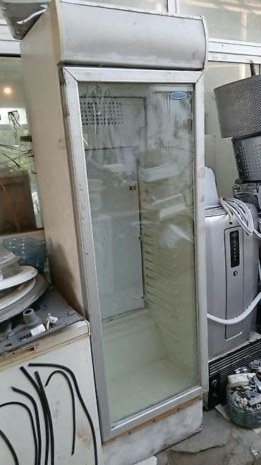 Vitrin soyuducu – şüşə qapılı, tək kameralı model. Ölçülər: eni 60 sm