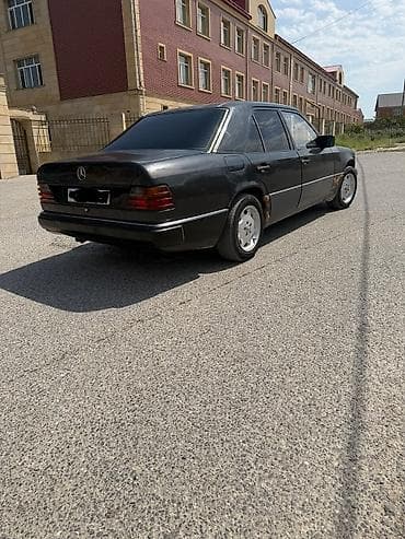 Mercedes-Benz E-Class (W124) sedan - Kuzov: metalika, 4 qapı, klassik — 5
