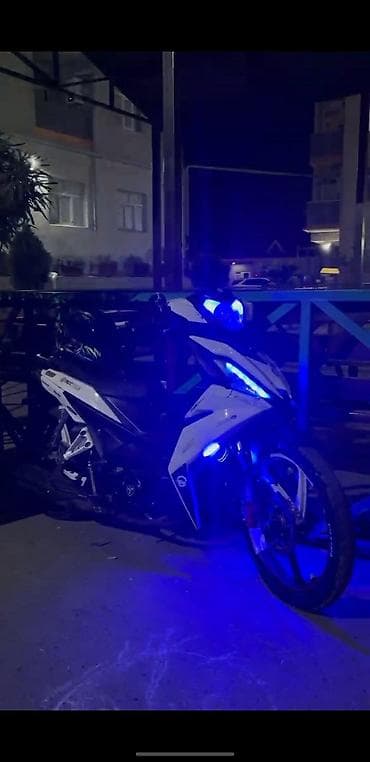 Sport üslubunda şəhər skuter/moped - Agressiv dizaynlı ağ-qara kuzov