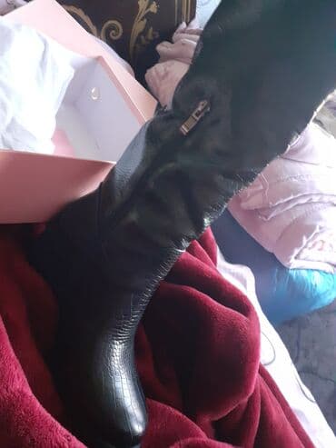 Çəkmələr: Qadın uzun çəkmə - Rəng: qara - Material: krokodil fakturalı — 1