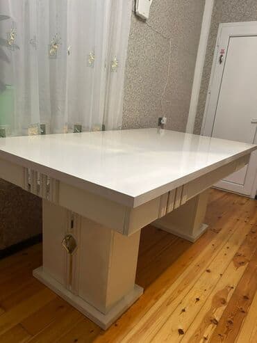 stol uzlukleri: Ağ rəngdə zərif dizaynlı masa və yumşaq oturacaqlı kreslo dəsti - — 5