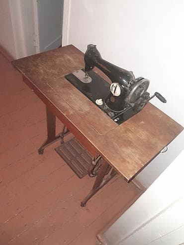 Mexaniki tikiş maşını – pedallı masaüstü
Ṣüvəlanda