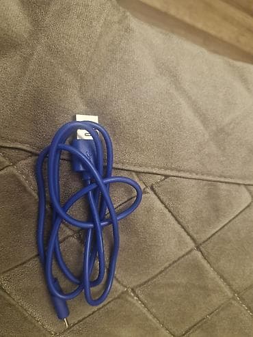 Portativ oyun konsolu (P5 dizaynı) + USB-A to USB‑C şarj/data kabeli — 1