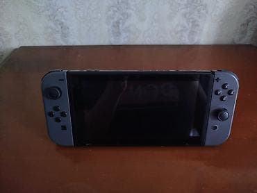 Xbox Series S: Nintendo Switch oyun konsolu – boz Joy-Con nəzarətçiləri ilə.Bircə sol — 1