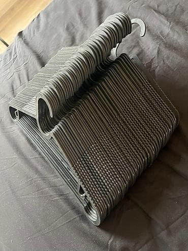 Оборудование для мойки: 1 ədəd 1 manat Məhsul: Qara plastik paltar asqıları dəsti - — 1