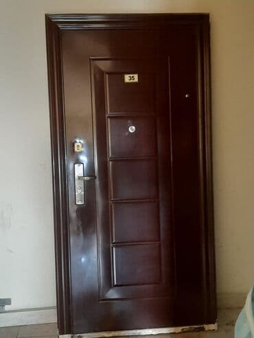 Möhkəm giriş qapısı - Material: metal konstruksiya, üzəri tünd