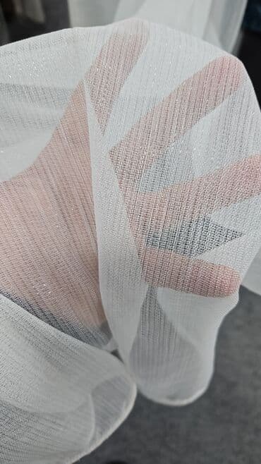 sadə pərdələr: Ağ, şəffaf tül pərdə, otağa zəriflik və işıq qatır. Yüngül toxuması — 3