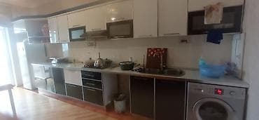 qaz skafi: Mətbəx mebeli dəsti – ağ/qara rəng kombinliyi, uzun xəttli dizayn — 2