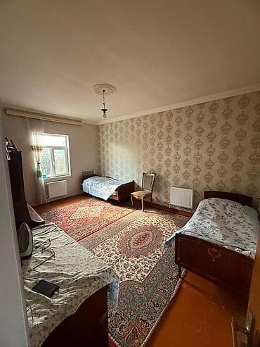 gencede ev: 2 mərtəbəli 7 otaqli fərdi yaşayış evi,2 ci mərtəbə tam təmirli,1 ci — 7