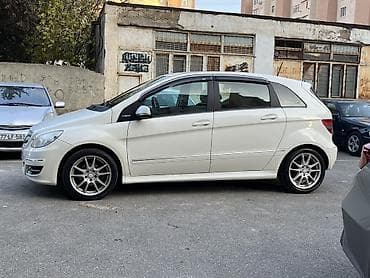 maşınlar satisi: Mercedes-Benz B180, ağ rəng, kompakt MPV/geniş hatchback.Barter — 4