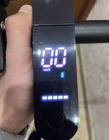 Elektrik skuter - Rəng: qara, yığcam və yüngül konstruksiya - Geniş — 4