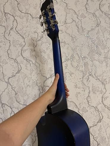 2 el piyano: Akuistik gitara – dreadnought korpuslu, kəsikli (cutaway) dizayn. - — 3