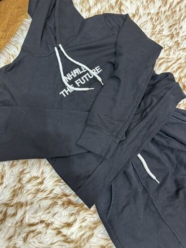 Corab və alt paltarı: Qara rəngli iki hissəli idman dəsti - Üst: kapüşonlu, ön hissədə — 4