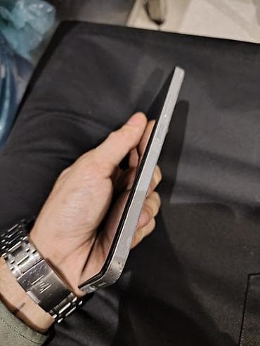 resmi not 9: Redmi smartfon – ağ rəng Xüsusiyyətlər: - Arxa tərəfdə üçlü kamera — 6