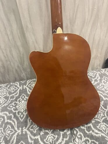 akustik gitara simi: Klassik/akustik gitara – cutaway (yuxarı deşikli) korpuslu model — 3