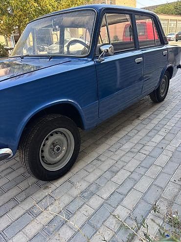 aksesuar avto: VAZ 21011, mavi rəng, sedan kuzov. Xüsusiyyətlər: - Klassik dairəvi — 4