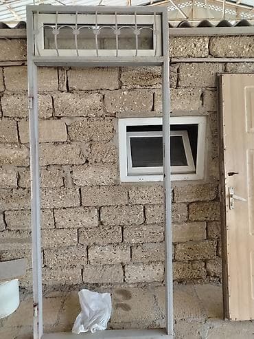 Metal giriş qapısı satılır. Qapı komplekt şəkildədir: metal çaərçivə