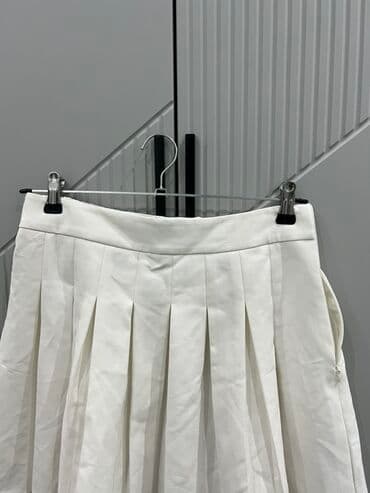 qizil sepler: Ağ rəngli qısa ətək – pliseli dizayn - Rəng: saf ağ - Dizayn: tam — 2