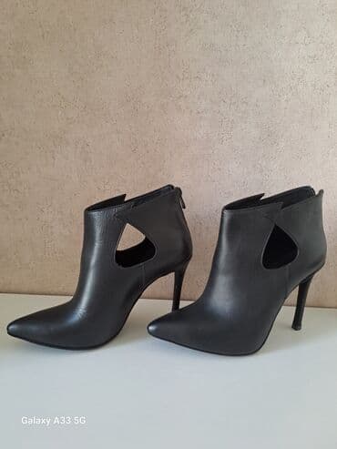 botik: 180 azn alinib, temiz deridi 38 razmer. 80 azn satilir — 2