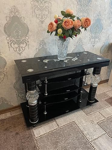 Masalar və oturacaqlar: İşlənmiş, Düz TV altlığı, Polkalı, Şüşəli, Rusiya — 1