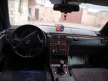 mercedes benz 208 d: Mercedes-Benz E-Class: 2.9 l | 1996 il Sedan — 7