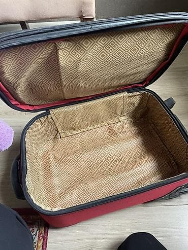 Qırmızı rəngdə təkərli səyahət çamadanı - Material: parça korpus