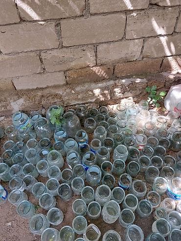 Hər növ ölçüdə bankalar var,sayı çoxdur.Kauçuk və dəmir qapaqlar da