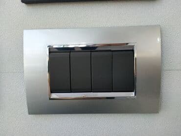 Vıkluçatellər: Gümüşü rəngdə, dörd düyməli elektrik açarı. Bu açar evlərdə və — 1
