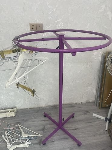 вешилка: Fırlanan dairəvi asılqan stendi - Mağazalar və atelyelər üçün uyğun — 1