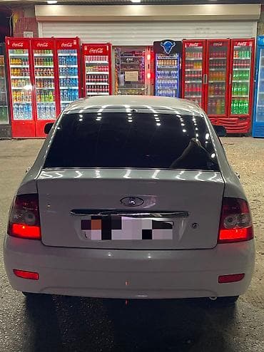 statır: Ağ rəngli Lada Priora sedan. Avtomobilin кузов görnüşü sedan — 1