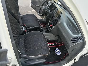 Asia: Ağ rəngli sedan avtomobil Xüsusiyyətlər: - Kuzov: 4 qapılı sedan, ağ — 6