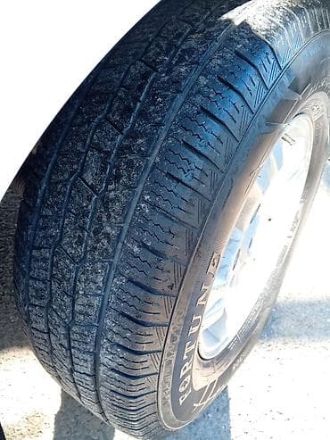 e 250 cdi: Ağ rəngli 5 qapılı yolsuzluq/SUV avtomobili. Xüsusiyyətlər: - Geniş — 10