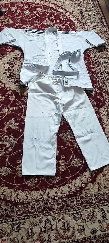 Adidas ağ rəngli cüdo kimono dəsti - Brend: Adidas - Komplekt: üst