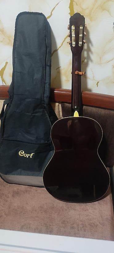 tuner: Elektro‑klassik gitara + çanta - Brend/model: başlıqda “MEGA” loqosu — 2