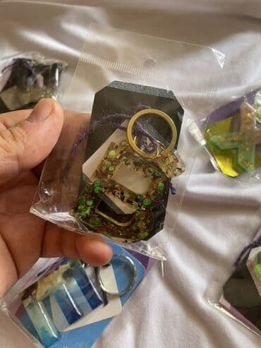 qapi ustu asmalar: Fərqli rənglərdə və dizaynlarda mövcud olan qatran açar halqaları. Bu — 6