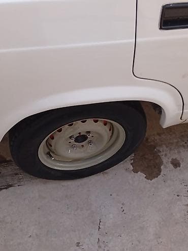 bmw x1 sdrive20d efficientdynamics: VAZ 2107, ağ rəngli, sedan kuzov. Xüsusiyyətlər: - Kuzov: 4 qapılı — 3