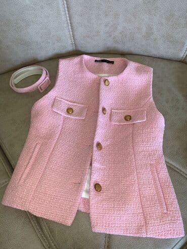 Qadınlar üçün zərif çəhrayı tweed jilet və uyğun kəmər dəsti. -