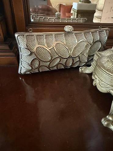 Zərif axşam çantası – metalik gümüş tonlarda sərt formalı klatç. Ön və at lalafo.az Zərif axşam çantası – metalik gümüş tonlarda sərt formalı klatç. Ön və