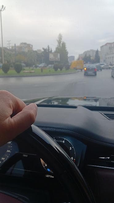 Qırmızı rəngli idman kupe avtomobil - Klassik Amerika idman üslubunda