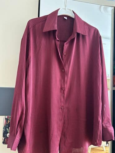 блузка на новый год: Bordo rəngli, zərif parıltılı zolaqlı köynək. - Klassik yaxalıq, ön — 1