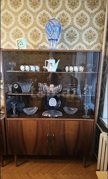 şpon: Retro salon mebel dəsti – vitrinli bufet və komod — 2