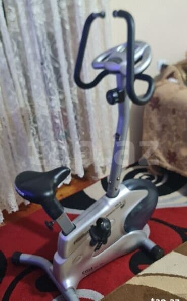 CD, DVD disklər və kassetlər: Daxili istifadə üçün nəzərdə tutulmuş sabit məşq velosipedi. Gümüşü — 1