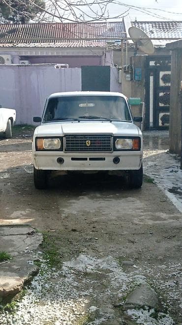 vaz baqaj: VAZ 2107, ağ rəng, sedan Xüsusiyyətlər: - Mexaniki sürətlər qutusu - — 4